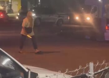 TANGKAP layar video kejadian wanita mengamuk yang merosakkan kenderaan di Taman Kemuning, Kulim. - MEDIA SOSIAL