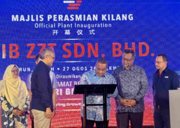 MUHAMMAD Sanusi Md Nor (tengah) merasmikan Kilang SIB ZZT yang mengeluarkan komponen pembuatan tenaga berketepatan tinggi di Taman Perindustrian Gurun, di sini.