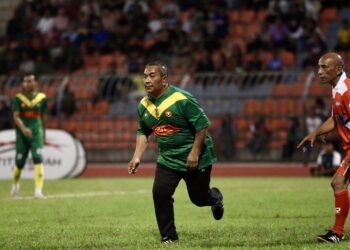 MUHAMMAD Sanusi Md Nor beraksi bersama barisan legenda Kedah era 90-an dalam aksi menentang Singapura pada perlawanan Langkawi Merdeka Cup Nostalgia 1993 di Stadium Langkawi, semalam. - UTUSAN/ SHAHIR NOORDIN