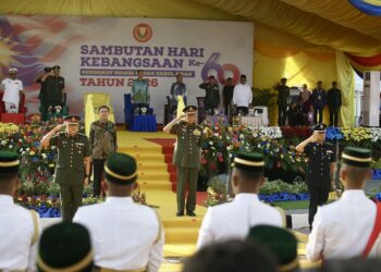 SULTAN Sallehuddin Sultan Badlishah berkenan berangkat ke sambutan Hari Kebangsaan Ke-69 Peringkat Negeri Kedah di Dataran Medan Bandar, Alor Setar, hari ini. - UTUSAN/ SHAHIR NOORDIN