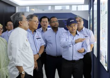 DATUK Seri Johari Abdul Ghani (kiri sekali) mengadakan lawatan kemudahan PS3 di Kulim semalam.