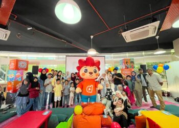 sejumlah ibu bapa dan anak-anak mereka yang menyertai Tayangan Eksklusif Build-It Blocks di Durioo Experience Centre, Cyberjaya baru-baru ini.