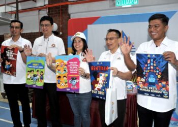 TEO Nie Ching ketika merasmikan Konvensyen PIBG Kempen Internet Selamat di Dewan Serbaguna Sri Tebrau, di sini hari ini.-UTUSAN/RAJA JAAFAR ALI