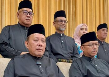 ISMAIL Lasim (duduk, kiri) dan Setiausaha Kerajaan Negeri Sembilan, Datuk Mohd. Zahir Ibrahim bersama 10 Exco Kerajaan Negeri Sembilan yang baharu dilantik semasa sidang akhbar di Seri Menanti, Kuala Pilah, semalam. - UTUSAN/NOR SHAFIQAH MOHD. GHAZALI