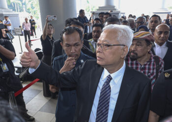 ISMAIL Sabri Yaakob tiba di Kompleks Mahkamah Kuala Lumpur bagi perbicaraan mahkamah dakwaan di bawah Akta Suruhanjaya Pencegahan Rasuah Malaysia (SPRM) 2009 di Mahkamah Sesyen Kuala Lumpur hari ini.-UTUSAN/AMIR KHALID