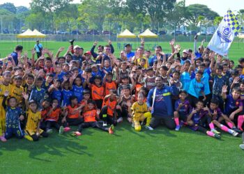 SEBAHAGIAN peserta yang menyertai  Kejohanan Putrajaya Football Academy Cup (PFAC) 2026 di Padang Turf, Presint 4, baru-baru ini.