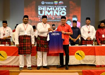 DR. Tengku Iqbal Munawwir Tengku Adnan (tengah) ketika Mesyuarat Perwakilan Pergerakan Pemuda UMNO Bahagian Putrajaya baru-baru ini