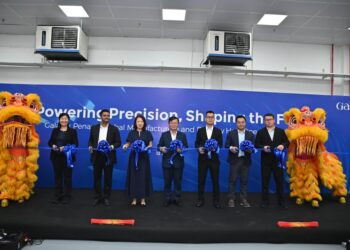 KETUA Menteri Pulau Pinang, Chow Kon Yeow (tengah) bersama Raining Zhang (kanan) semasa merasmikan Hab Pembuatan dan Penghantaran Global Galatek di Pulau Pinang.