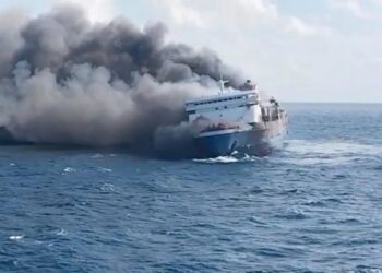 SEBUAH feri terbakar di perairan berhampiran Pulau Madura, Jawa Timur hari ini. - AFP