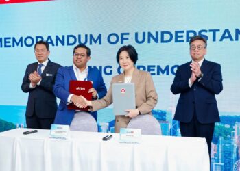 SIKH Shamsul Ibrahim Sikh Abdul Majid (depan kiri) bersama Alpha Lau (depan kanan) selepas memperbaharui Memorandum Persefahaman (MoU) antara Invest Hong Kong dan Mida sempena Seminar Perniagaan Hong Kong-Malaysia yang turut disaksikan oleh Sim Tze Tzin (kiri) dan Algernon Yau (kanan).