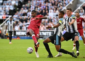 Penyerang Liverpool, Alexander Isak (kiri) diasak pemain-pemain Newcastle United dalam aksi Liga Perdana Inggeris di St James' Park, semalam. - AFP