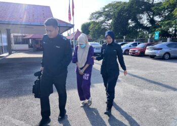 ANGGOTA polis membawa seorang wanita untuk prosiding reman bagi membantu siasatan berhubung kes menanam janin di Mahkamah Majistret Pasir Puteh, Pasir Puteh, Kelantan.