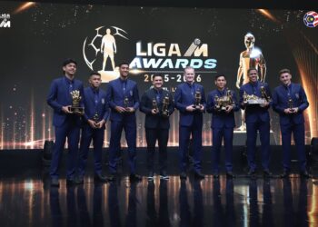AFIQ Fazail (tiga dari kanan) memegang trofi MVP Anugerah Liga Malaysia 25/2026 dan bergambar bersama rakan-rakan JDT yang turut memenangi anugerah.-IHSAN MFL