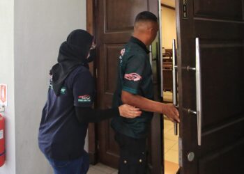 Pada prosiding hari ini, bapa mangsa Muhammad Hafizuddin Abdullah, 41, dan ibu mangsa, Zuzita Murib Sagita hadir di Mahkamah Koroner, Seremban. - UTUSAN / MOHD SHAHJEHAN MAAMIN