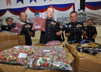HOO Chuan Huat (tengah) menunjukkan kelongsong cecair vape bernilai RM10.68 juta yang dirampas pada sidang akhbar di Ibu Pejabat Polis Kontinjen (IPK) Johor, Johor Bahru, semalam. - UTUSAN/RAJA JAAFAR ALI