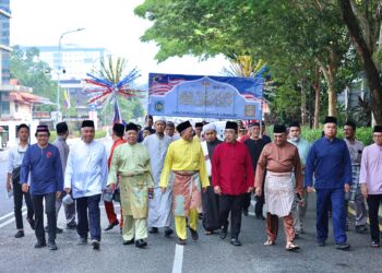 JOHARI Abdul Ghani (empat dari kanan) ketika Perarakan Sambutan Majlis Maulidur Rasul di Masjid Jamek Kg Bharu, KL. UTUSAN/AMIR KHALID