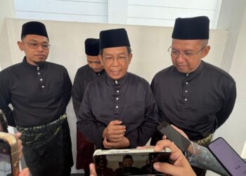 JALALUDDIN Alias bercakap kepada pemberita selepas menghadiri Istiadat Pelantikan dan Mengangkat Sumpah Ahli Majlis Mesyuarat Kerajaan Negeri (Exco) Negeri Sembilan di Istana Besar Seri Menanti, Kuala Pilah, semalam. - UTUSAN/NOR SHAFIQAH MOHD. GHAZAL