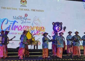 PERKENALKAN ciri iri kebudayaan kita untuk dipertontonkan kepada pelancong asing lebih baik dan bermaruah berbanding menganjurkan budaya hedonisme melampau.