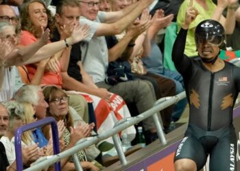Azizulhasni Awang mendapat pujian penonton selepas berjaya memenangi pingat emas dalam acara keirin Sukan Komanwel 2026 di Glasgow, semalam. - IHSAN MSN