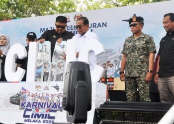 AB. Rauf Yusoh dan Mohamed Khaled Nordin melengkapkan perkataan CIMIC sebagai simbolik perasmian Karnival Kerjasama Awam-Tentera (CIMIC) di Dataran 1Malaysia Klebang, Melaka, hari ini. - UTUSAN/AMRAN MULUP