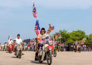 PEMILIK motosikal klasik mengambil bahagian dalam perarakan Sambutan Hari Kebangsaan Ke-69 peringkat Terengganu di Dataran Syahbandar Kuala Terengganu, Terengganu. - UTUSAN/PUQTRA HAIRRY
