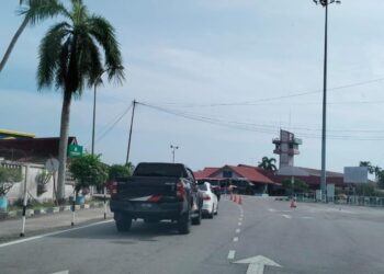 KENDERAAN Malaysia menunggu giliran untuk ke Thailand melalui Kompleks Imigresen, Kastam, Kuarantin dan Keselamatan (ICQS) Pengkalan Kubor, Tumpat, Kelantan.