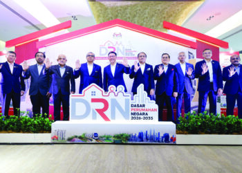 NGA Kor Ming (lima dari kiri), bergambar pada Majlis Pelancaran Dasar Perumahan Negara 2026-2035, di KLGCC, semalam. - UTUSAN/SHIDDIEQIIN ZON