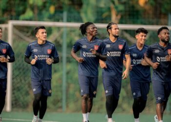 Persiapan skuad Kelantan Red Warrior (KRW) FC menentang Kuching City FC terganggu susulan masalah kesihatan yang melanda beberapa pemain mereka.-IHSAN FB KRWFC