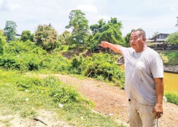 SYED Mohd. Kamarudin Syed Othman mendakwa gegaran letupan bom turut dirasai di Kampung Bukit Lata, Rantau Panjang, Kelantan. - UTUSAN/ROHANA ISMAIL