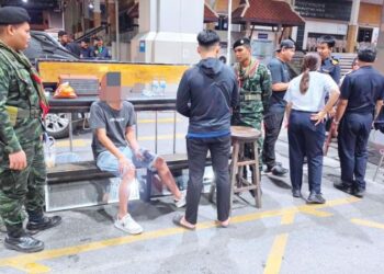 RAKYAT Malaysia (duduk) ditahan di Pusat Pemeriksaan Kastam Padang Besar di Thailand selepas dokumen pemilikan serta surat kebenaran kenderaan tersebut didapati bercanggah. - IHSAN KASTAM