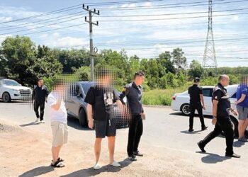 ANGGOTA Pusat Pembanterasan Imigresen Haram Wilayah Songkhla menahan tiga warga China selepas memintas sebuah kenderaan di Lebuhraya Asia 2 di Mukim Tha Chang, Daerah Bang Klam, Songkhla, Thailand. - IHSAN IMIGRESEN