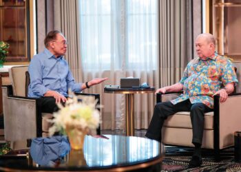 SULTAN Ibrahim menerima menghadap Anwar Ibrahim di Istana Bukit Tunku, Kuala Lumpur untuk dipersembahkan taklimat siasatan RCI TH dan isu-isu semasa.