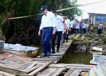 WAN Rosdy Wan Ismail meninjau keadaan jeti nelayan di Kampung Belukar, Kuantan, Pahang pada Program Aspirasi Pahang 1st semalam.-UTUSAN/SHAIKH AHMAD RAZIF