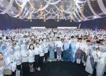 NURUL Izzah Anwar (tengah) bersama perwakilan selepas perasmian Kongres Nasional Wanita dan Angkatan Muda Keadilan 2026 di Pusat Dagangan dan Pameran Antarabangsa Melaka (MITC), semalam.