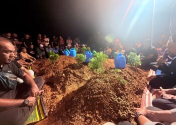 EMPAT sekeluarga yang maut dalam tragedi pokok tumbang di Janda Baik, Bentong selamat dikebumikan di Tanah Perkuburan Islam Sri Chedung Maran, Pahang.