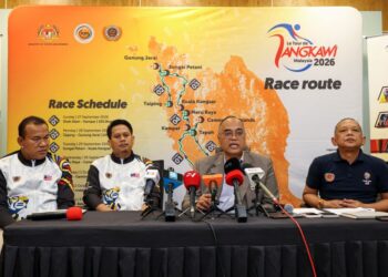 Jefri Ngadirin (dua dari kanan) dan Ketua Pegawai Operasi Le Tour de Langkawi (LTdL) 2026, Emir Abdul Jalal (kanan) dalam sidang media pengumuman pasukan di Bukit Jalil, semalam. - UTUSAN/ISKANDAR ISHAK