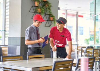 Latihan di Akademi Vokasional McDonald's berasaskan tempat kerja membolehkan peserta mengaplikasikan pembelajaran sambil membina keyakinan dan kebolehsuaian untuk memenuhi keperluan industri.