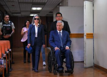 LENIN Moreno duduk di atas kerusi roda. - AFP