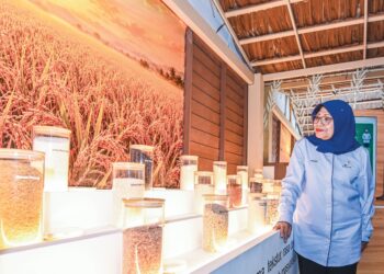 PENGERUSI BERNAS, Datuk Seri Rohani Abdul Karim melawat Galeri BERNAS sempena MAHA 2026 di Taman Ekspo Pertanian Malaysia (MAEPS) Serdang, Selangor semalam. – MINGGUAN/SYAKIR RADIN