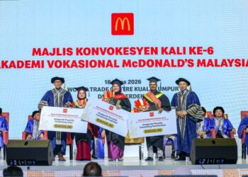 Timbalan Ketua Pengarah Pendidikan Malaysia Sektor Operasi Sekolah, Datuk Zainal Abas (kanan)
dan Datuk Azmir Jaafar (kiri) ketika bergambar bersama penerima Anugerah Perantis Cemerlang pada
Majlis Konvokesyen kali ke-6 Akademi Vokasional McDonalds Malaysia di WTC Kuala Lumpur, semalam.
– UTUSAN/ ISKANDAR ISHAK