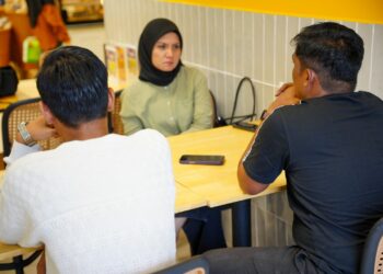 MUHAMMAD Syafiq Bahri Mohd Saifol Bahri (kanan) dan seorang lagi rakannya yang menjadi mangsa penipuan pekerjaan di India ketika ditemui wartawan Utusan Malaysia di Shah Alam, Selangor, semalam. – UTUSAN/SADDAM YUSOFF