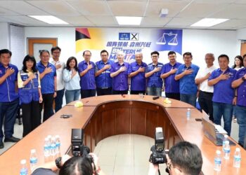 BARISAN Kepimpinan MCA ketika sidang akhbar selepas pengumuman keputusan Pilihan Raya Negeri (PRN) Negeri Sembilan Ke-16 malam tadi.