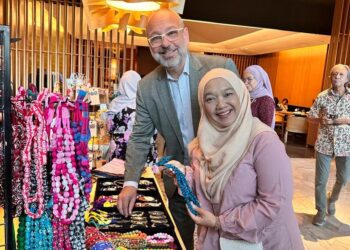 TILL Martin (Kiri) dan Dr. Farizawati (kanan) melawat pameran hasil kraftangan tradisional Malaysia sempena pelancaran bufet Warisan Malaysia baru-baru ini.