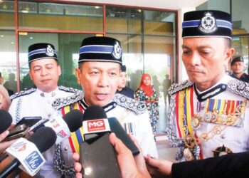 MOHD. Khalid Ismail bercakap pada akhbar selepas menghadiri Istiadat Penganugerahan Darjah, Bintang dan Pingat Kebesaran Negeri Melaka 2026 sempena Sambutan Hari Jadi Ke-77 Yang di-Pertua Negeri Melaka di Balai Istiadat Seri Negeri, Ayer Keroh, semalam. - UTUSAN/AMRAN MULUP