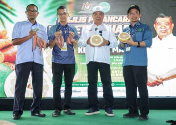 MOHAMAD Sabu (dua kanan) bersama Ketua Pengarah MARDI, Datuk Dr Mohamad Zabawi Abdul Ghani menunjukkan Varieti Limau Bali Melomax dan Ubi Keledek V8 pada Majlis Pelancaran Varieti Baharu MARDI sempena Perasmian Pameran Pertanian, Hortikultur dan Agropelancongan Malaysia (MAHA) 2026  hari ini. UTUSAN/FARIZ RUSADIO