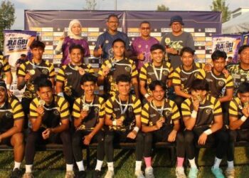 Musa Abu Samah (berdiri, kanan belakang) bergambar kenangan bersama 14 pemain yang diketuai kapten, Akmal Danish Saharudin (duduk, kanan), selepas menerima hadiah kemenangan daripada Dr. Ahmad Zoolhelmi Alias  selepas muncul juara kategori Bowl pada Kejohanan Ragbi 7 Sebelah yang diadakan di UiTM Cawangan Perak Kampus Tapah baru-baru ini.
