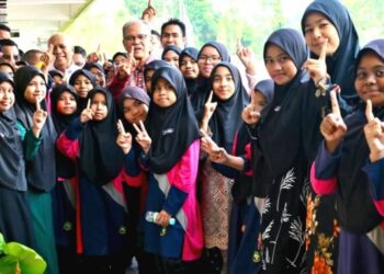 Wan Rosdy Wan Ismail menyantuni  pelajar setelah merasmikan Mesyuarat Agung Tahunan PIBG Sekolah Menengah Kebangsaan Seri Bentong baru-baru ini. – UTUSAN/SALAHUDDIN MAT RASAD