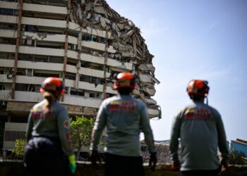 SEBAHAGIAN bangunan musnah akibat gempa bumi di Catia La Mar. - AFP