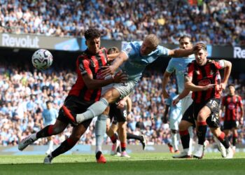 Penyerang Manchester City, Erling Haaland (tengah) merembat bola ke gawang gol Bournemouth namun gagal menjaringkan gol dalam aksi Liga Perdana Inggeris di Stadium Etihad, Manchester, semalam. - AFP