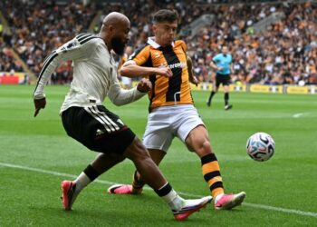 TONGGAK tengah Manchester United, Bryan Mbeumo (kiri) cuba melepas pemain pertahanan Hull City, Ryan Giles dalam aksi Liga Perdana Inggeris di Stadium MKM, Kingston, semalam. - AFP